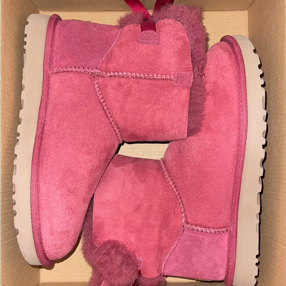 New W Box UGG Mini Bailey Bow II Garnet Suede Fur Boots Womens Size 6